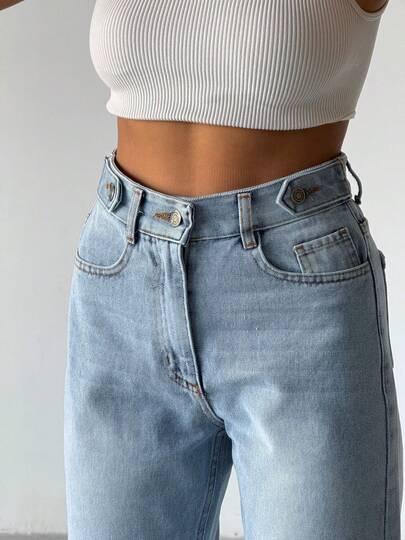 niebieskie spodnie jeans