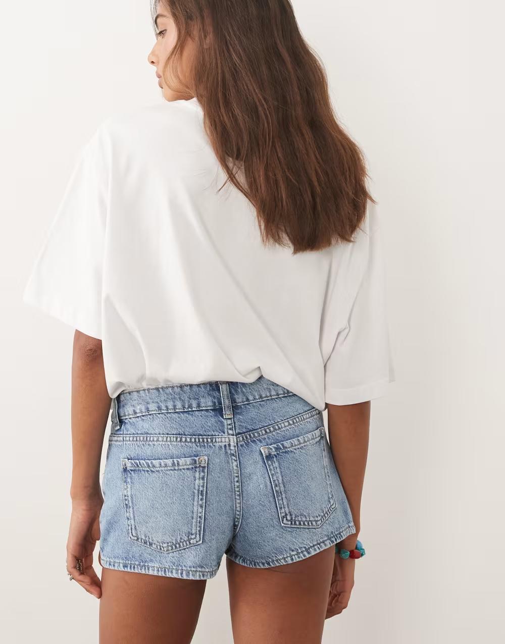 niebieskie krótkie spodenki jeans z niskim stanem