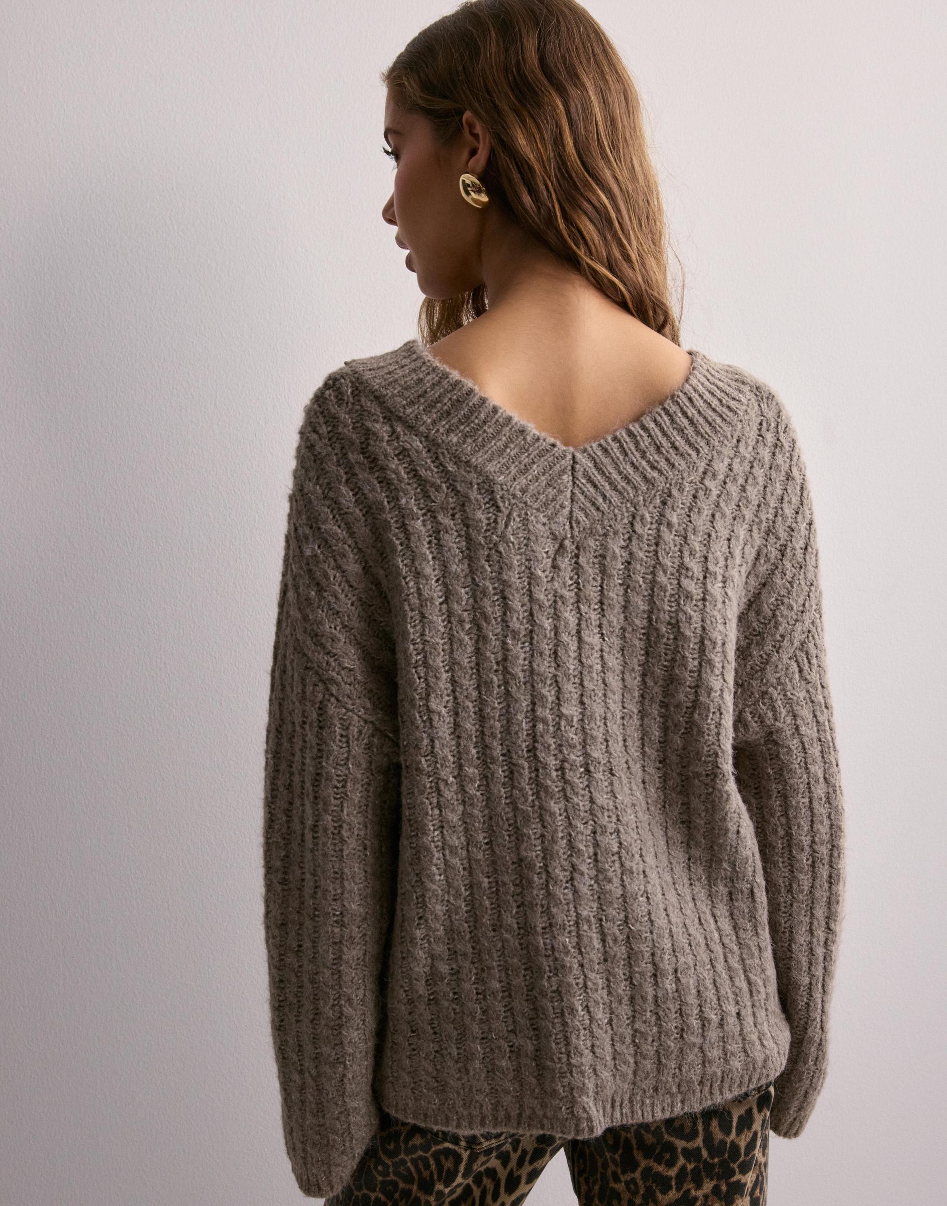 BRĄZOWY SWETER OVERSIZE V NECK