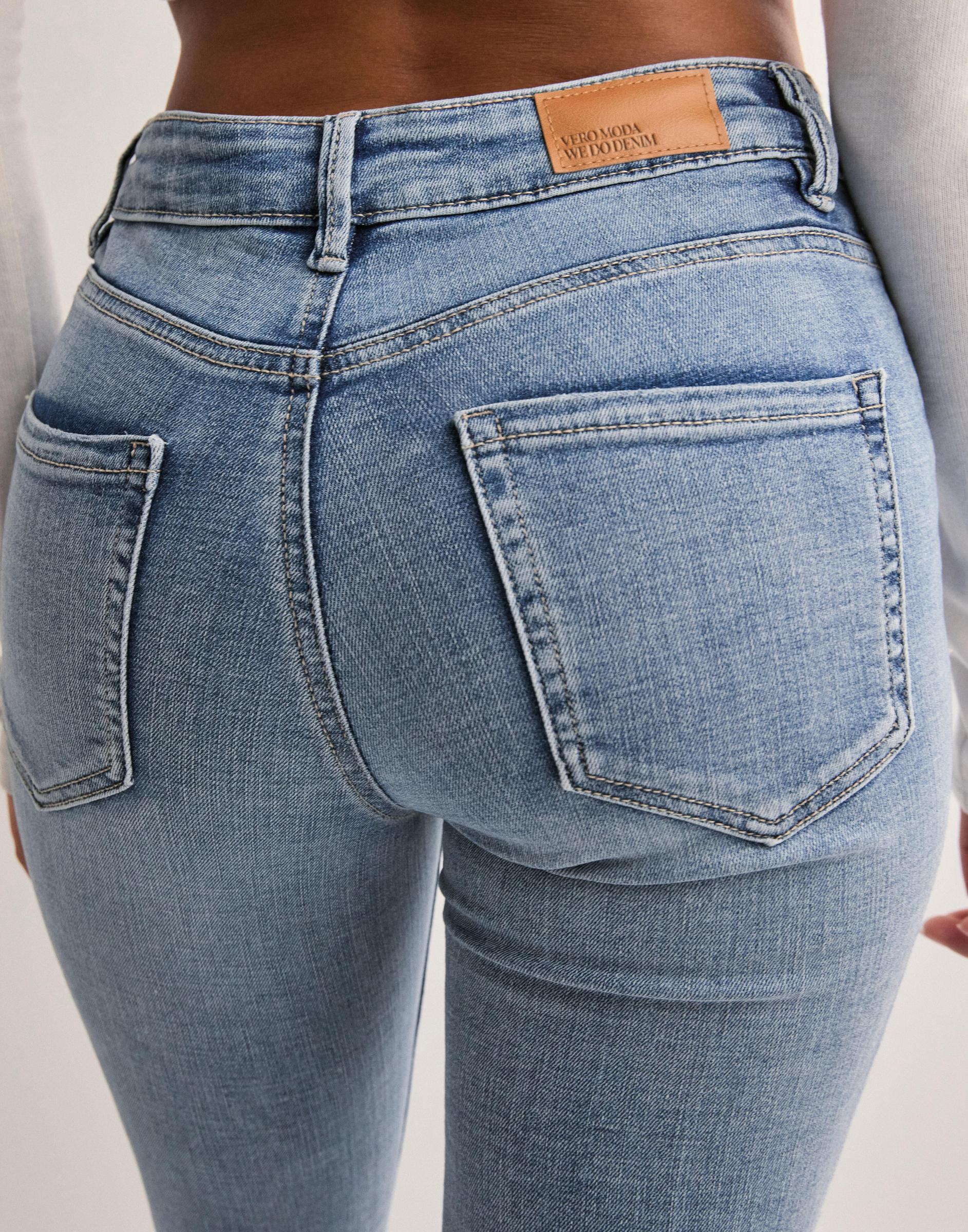 niebieskie spodnie jeans dzwony