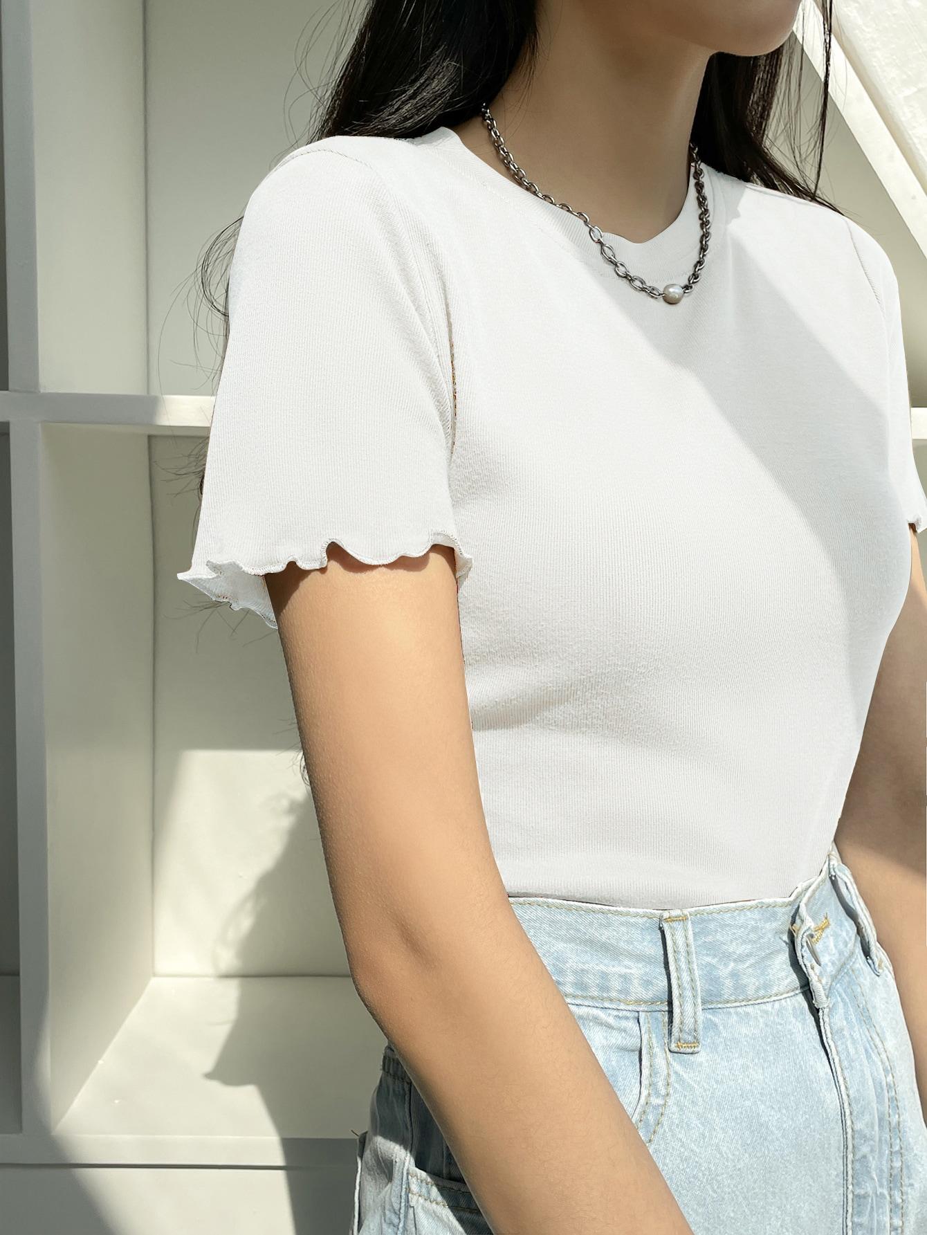 BIAŁY T-SHIRT OKRĄGŁY DEKOLT FALBANA