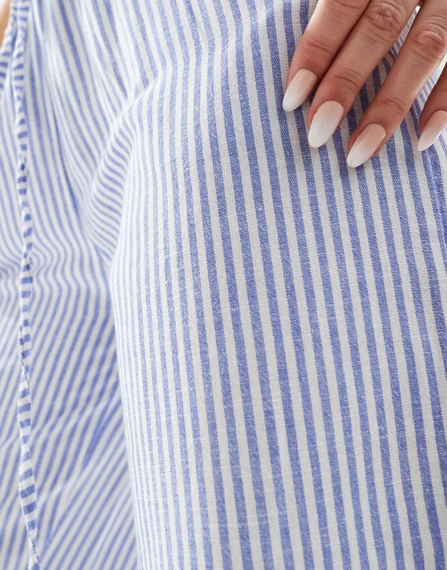 niebieskie luźne spodnie w paski na gumce