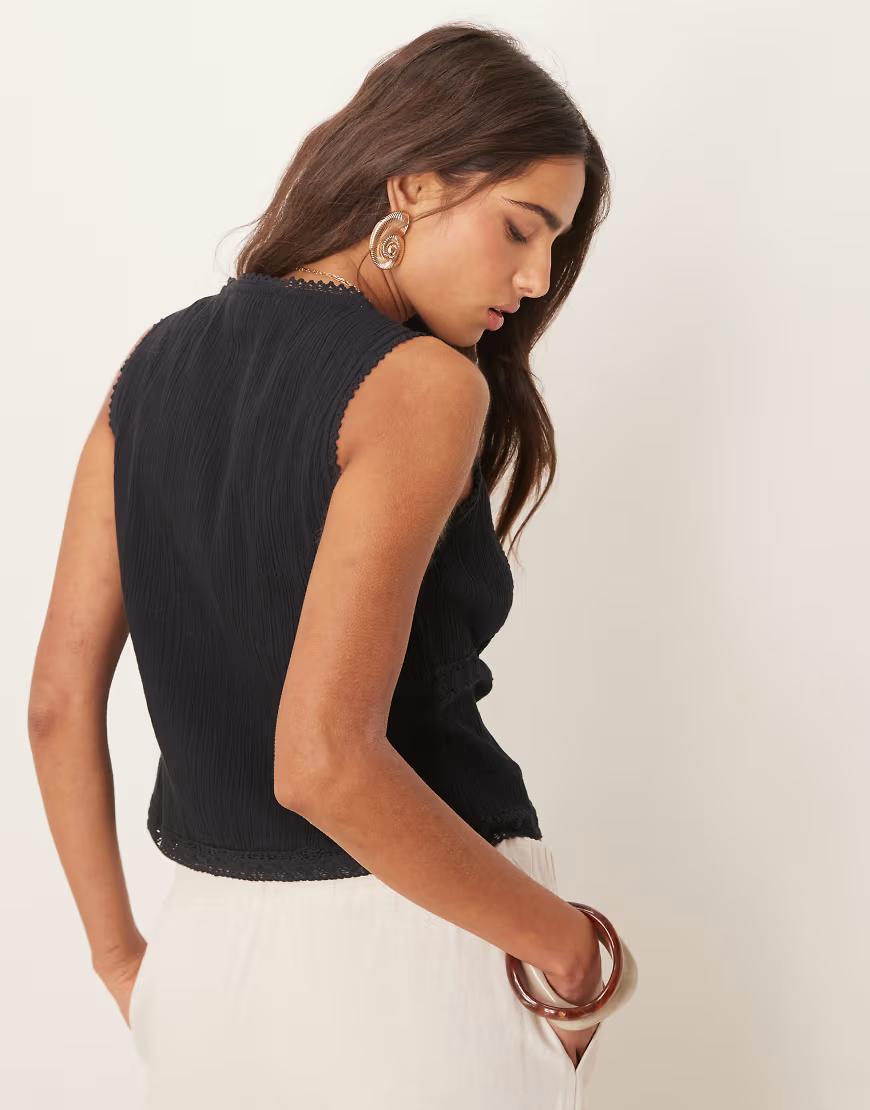 CZARNY TOP HAFT V NECK