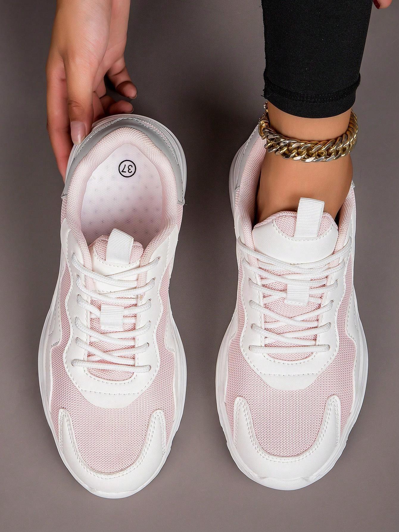 sznurowane buty sportowe