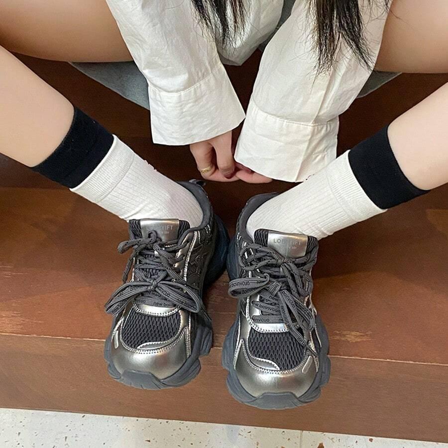 sznurowane buty sportowe