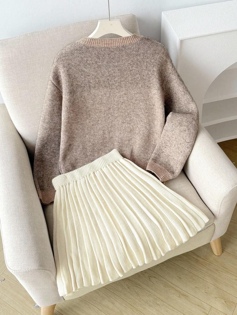 SWETER Z KOKARDKAMI