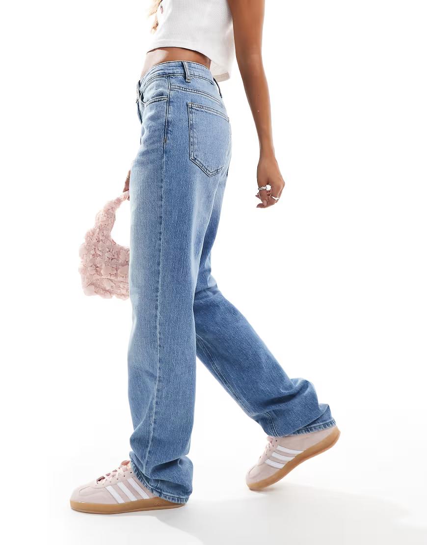 niebieskie proste spodnie jeans