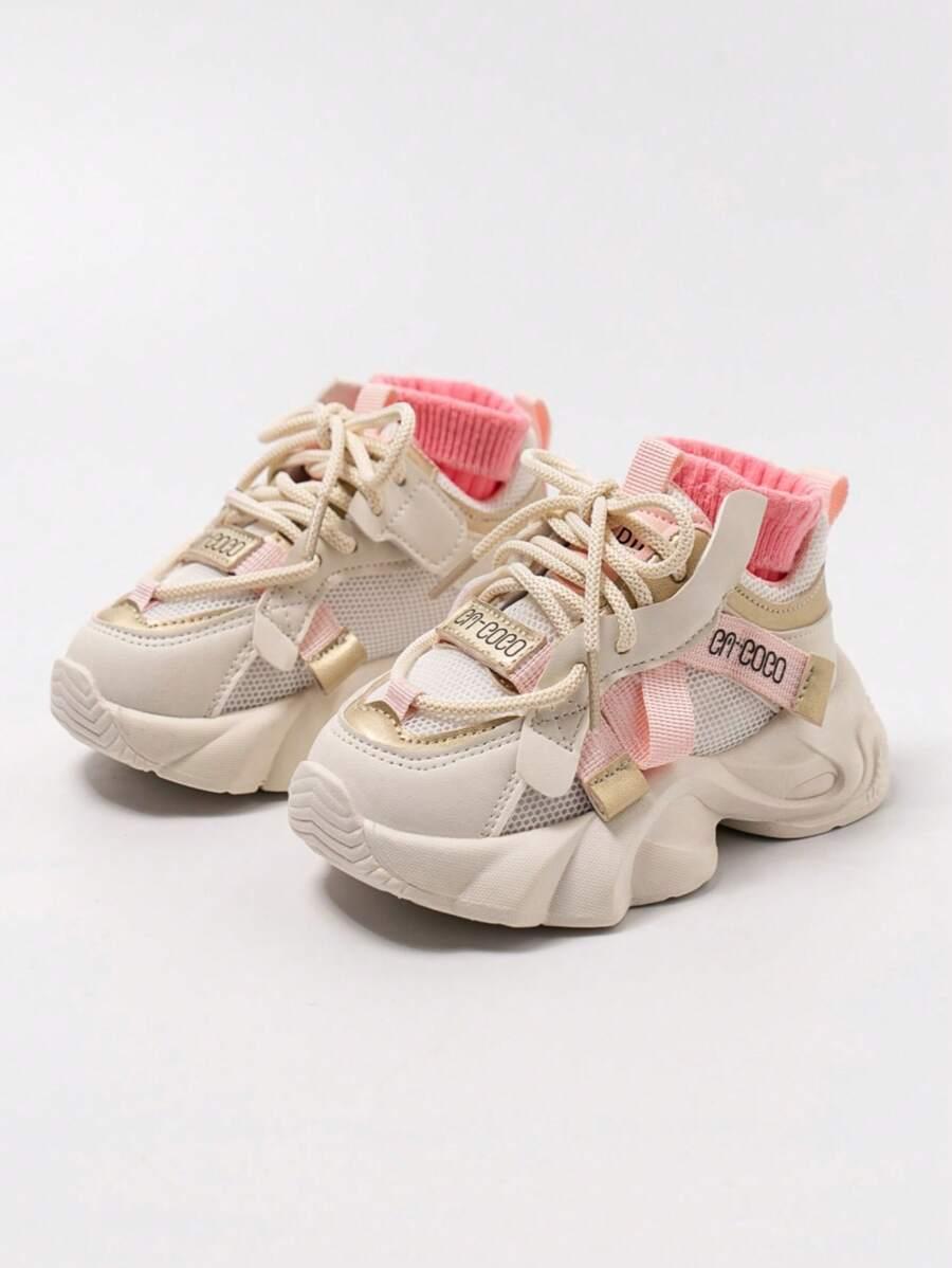 sznurowane buty sportowe