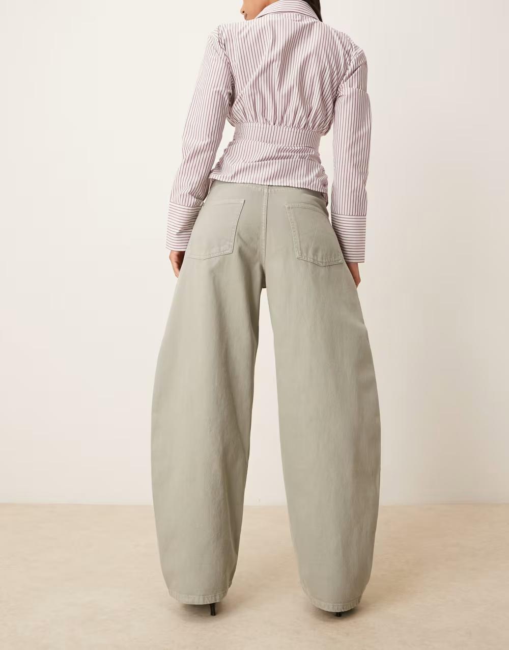 szare spodnie barrel jeans