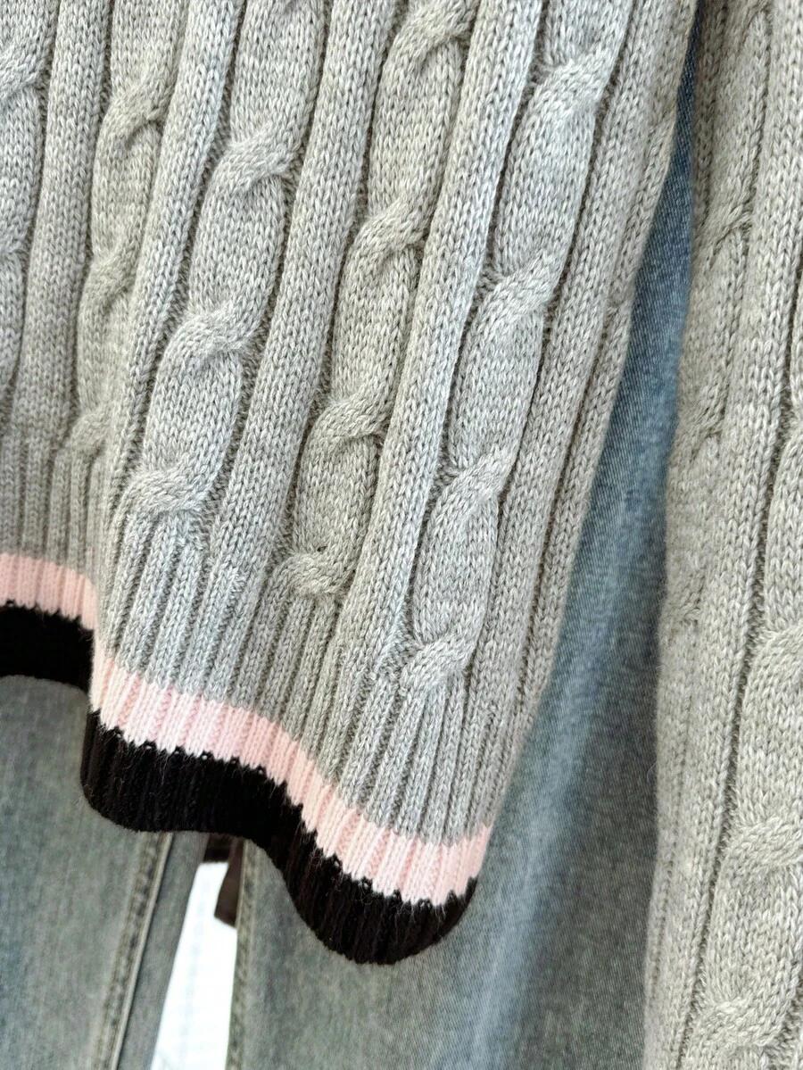 SWETER Z DEKOLTEM W SEREK