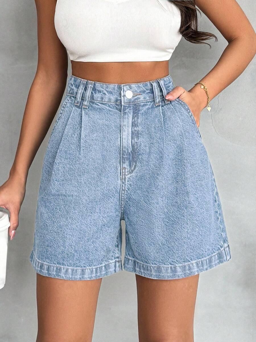 niebieskie spodenki jeans