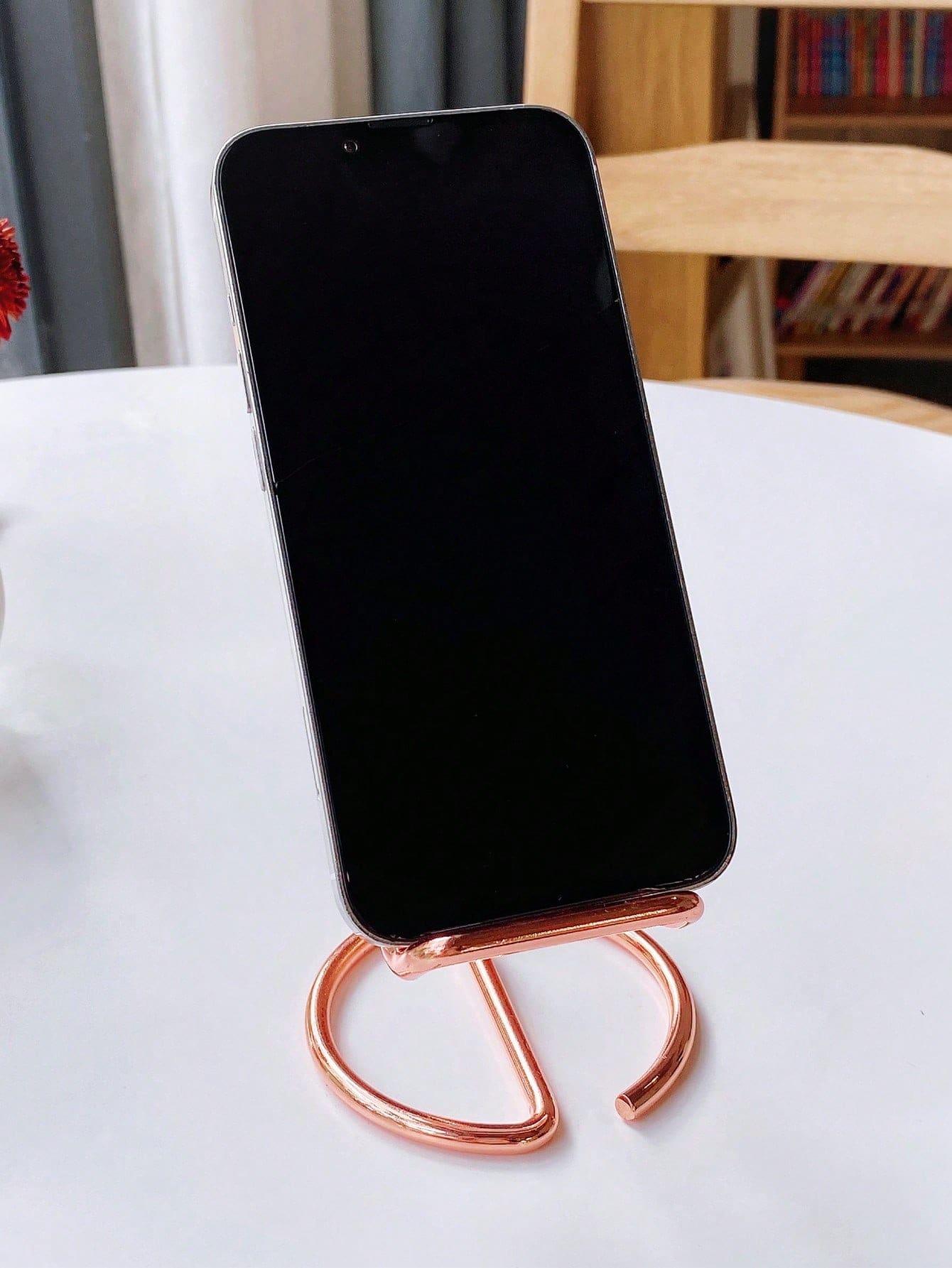 różowy metalowy stojak na telefom