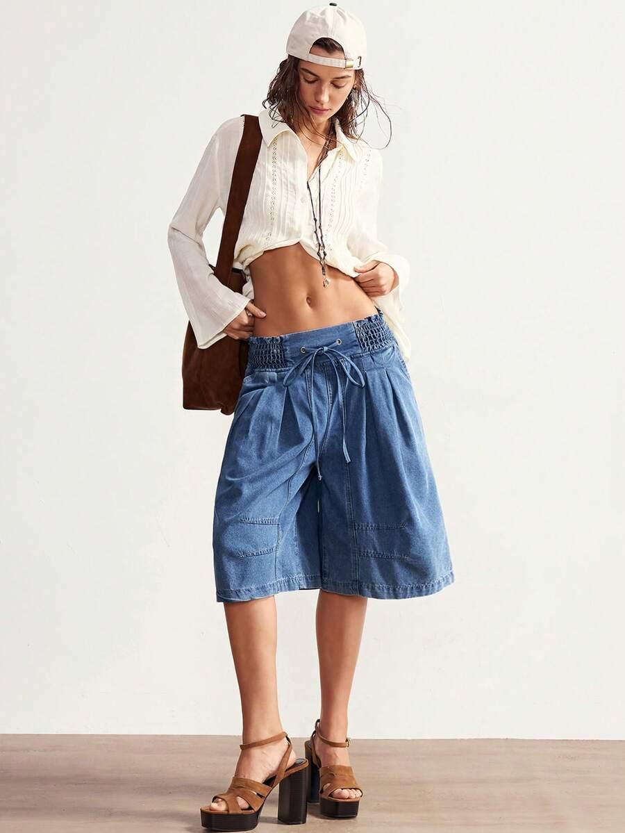 niebieskie spodenki jeans