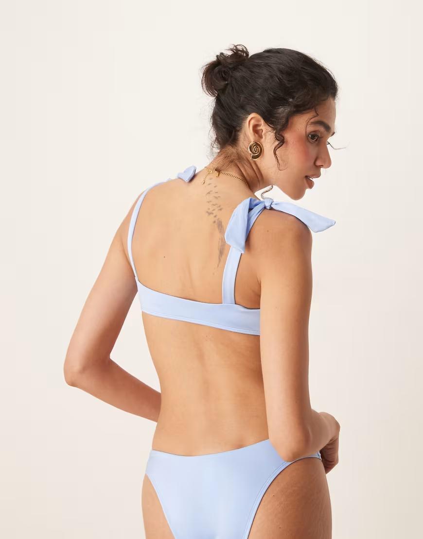 niebieska góra od bikini top 