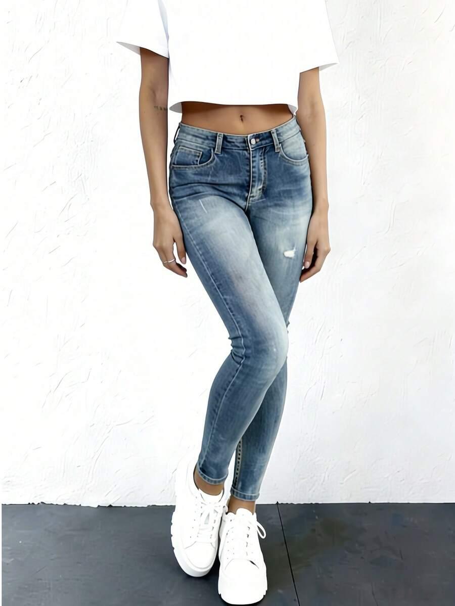 niebieskie spodnie jeans
