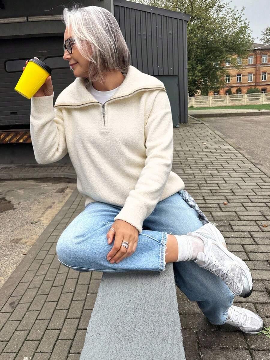 kremowy dzianinowy sweter 