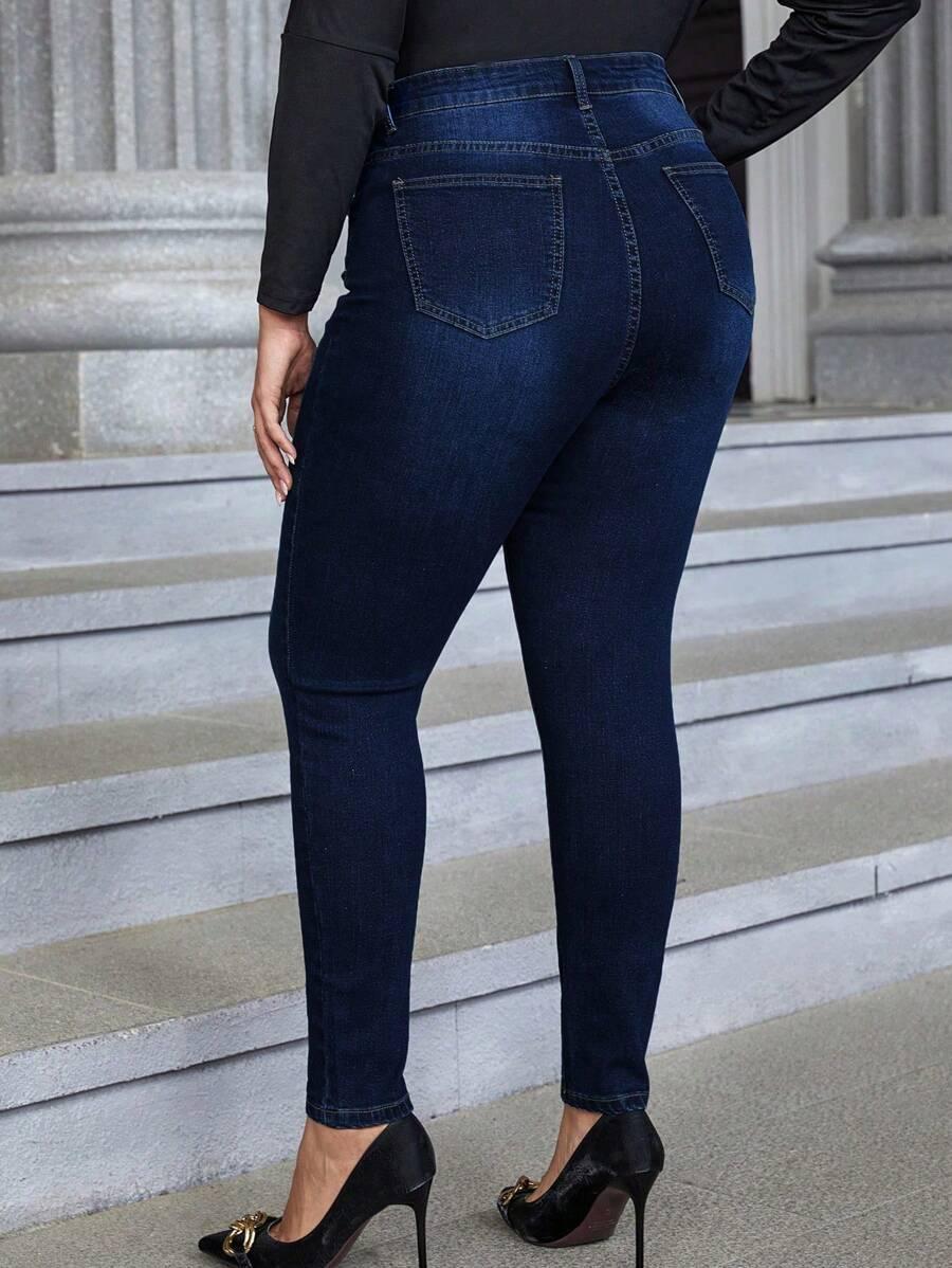 niebieskie spodnie jeans