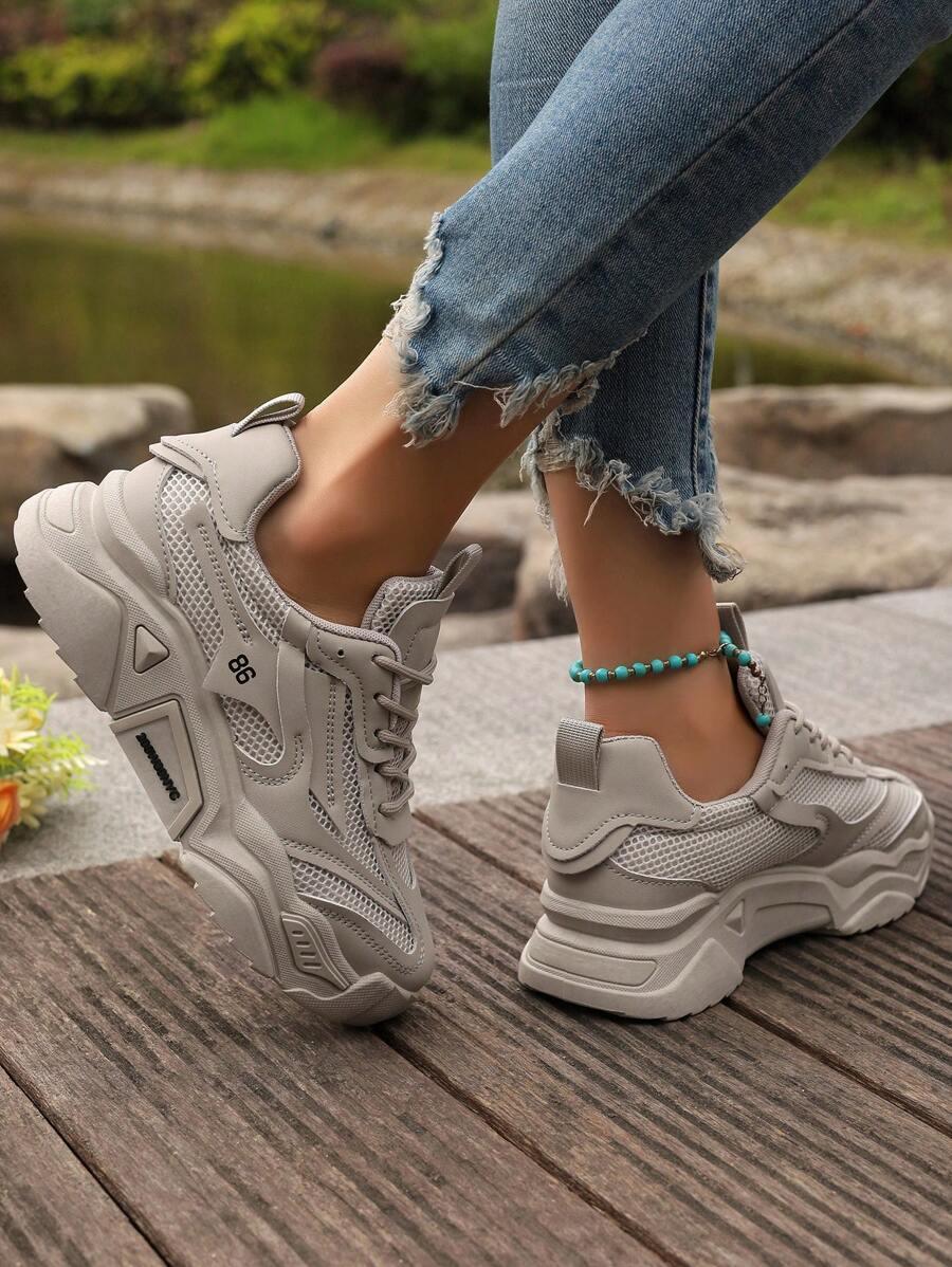 szare sznurowane buty sportowe