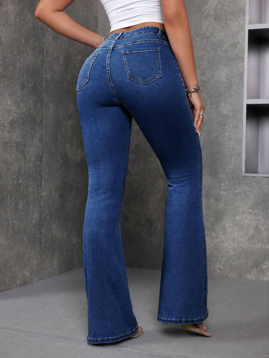 granatowe spodnie jeans