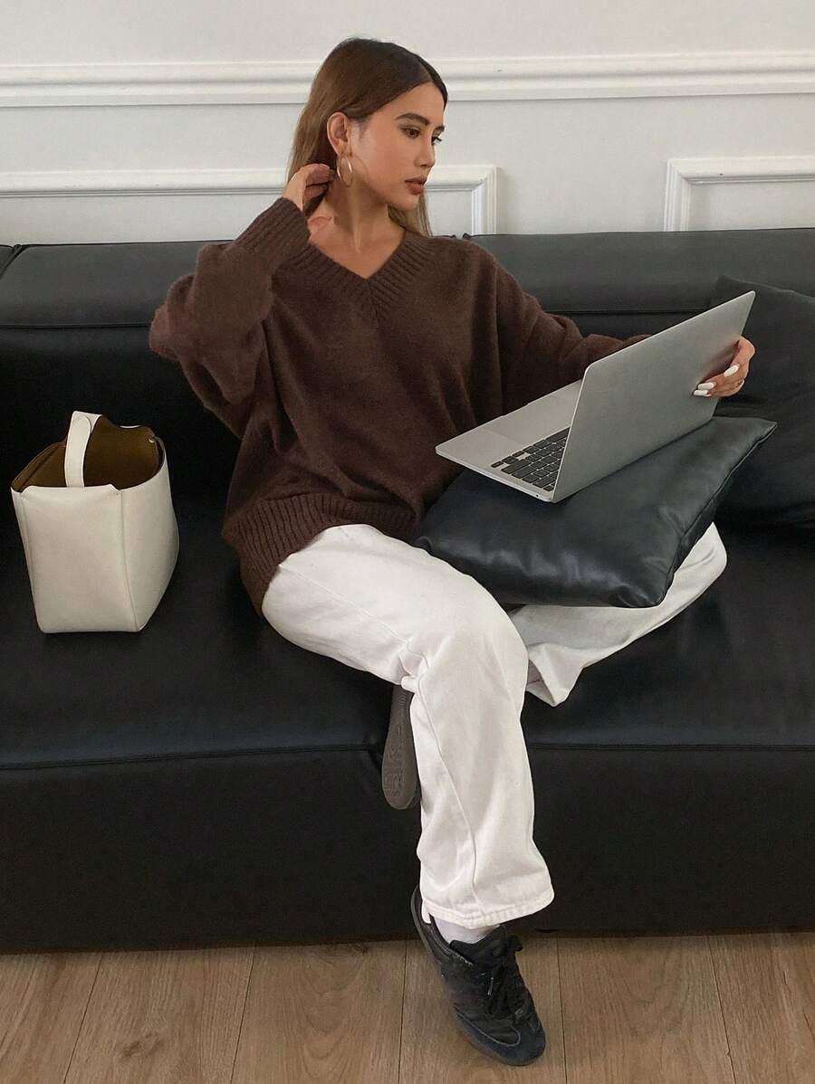 BRĄZOWY SWETER V-NECK