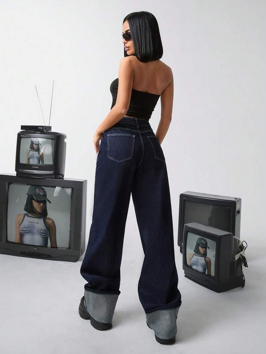 granatowe spodnie jeans