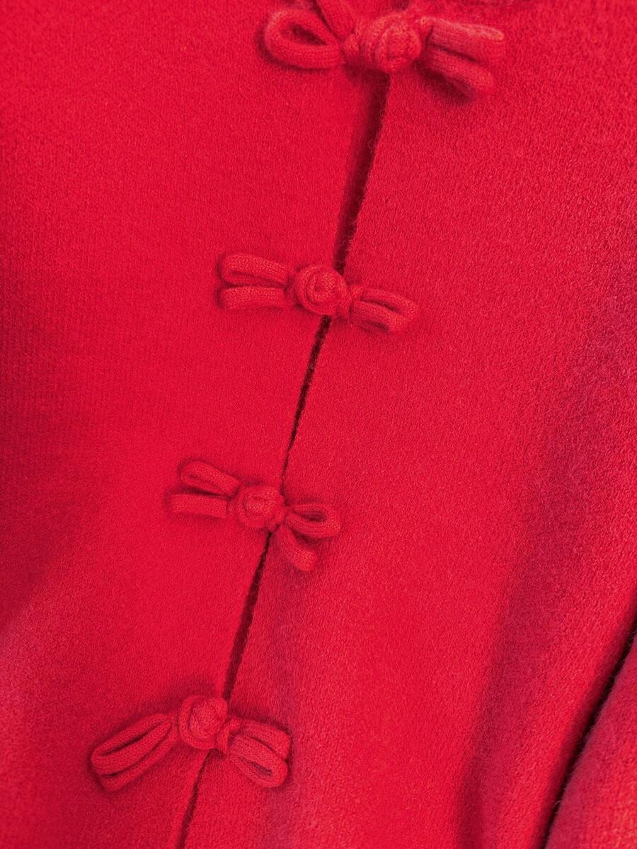 czerwony sweter zdobienia