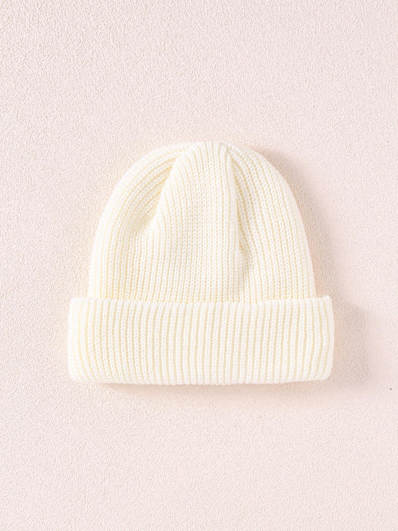 biała czapka beanie