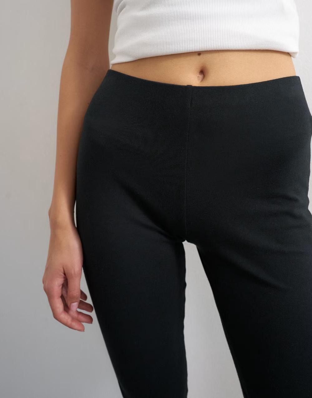 CZARNE LEGGINSY PRZED KOLANO