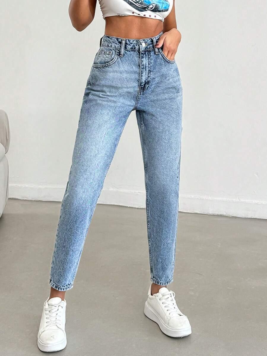niebieskie spodnie jeans