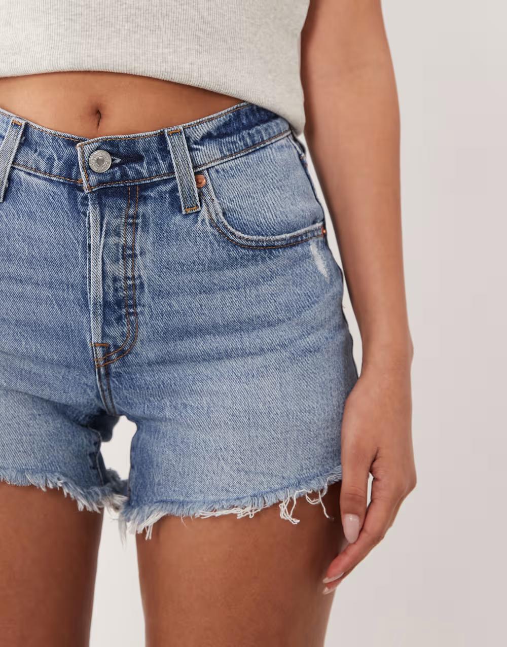 niebieskie krótkie spodenki jeans guziki