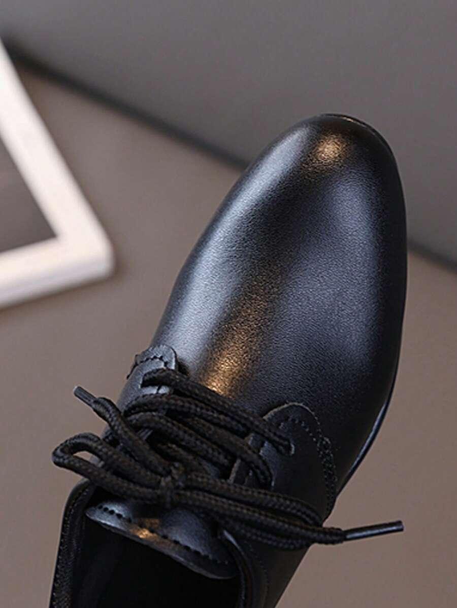 czarne sznurowane buty