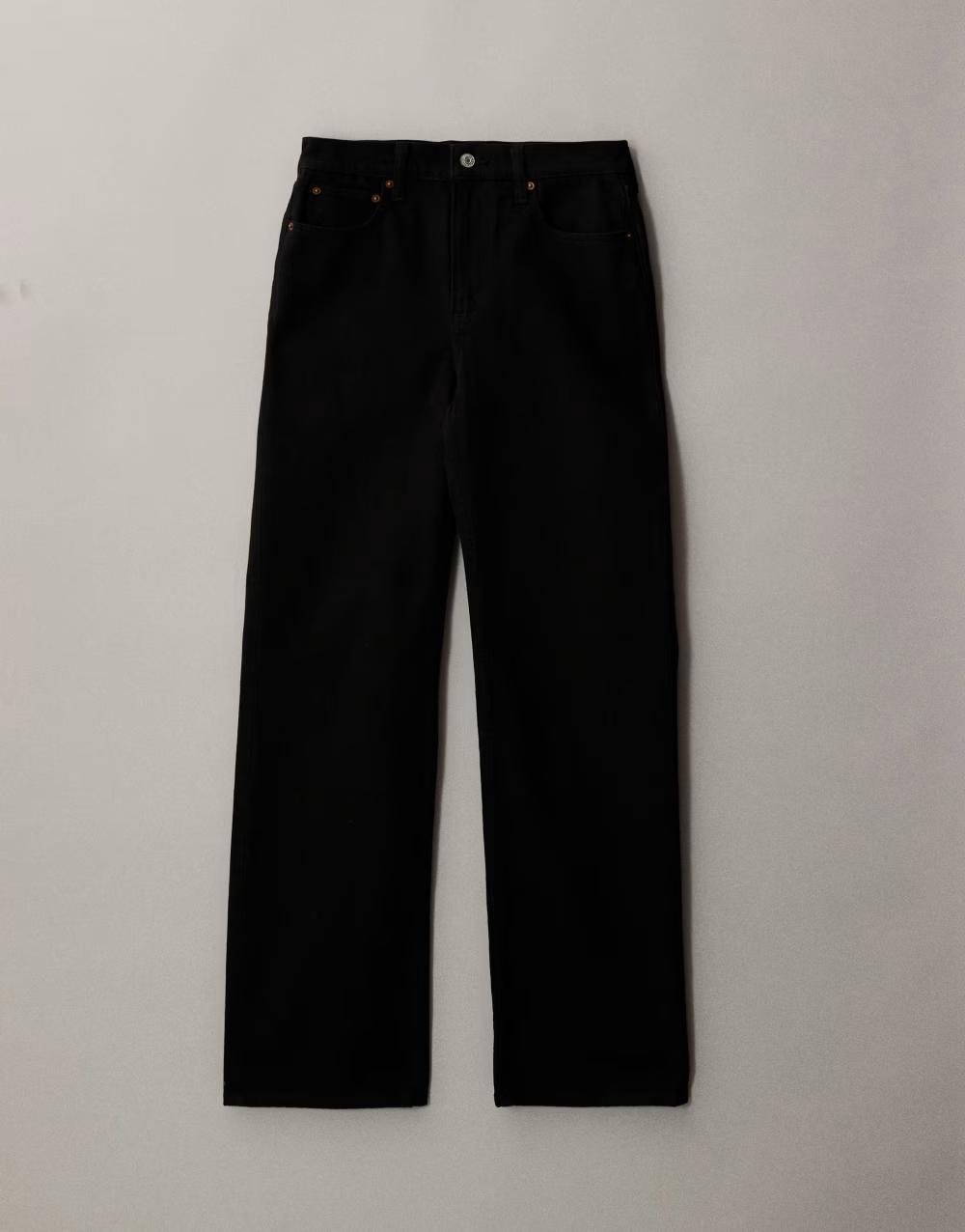 czarne spodnie jeans prosta nogawka