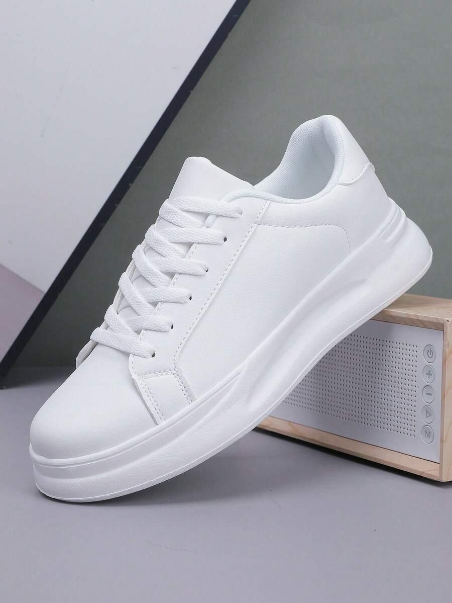 białe sportowe buty