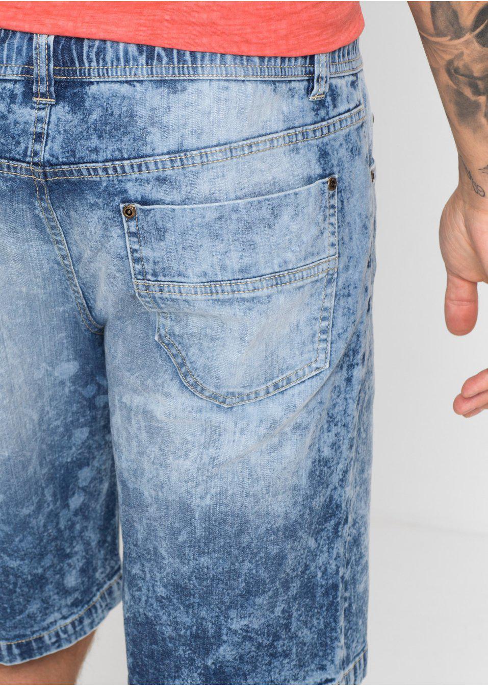niebieskie spodenki jeans