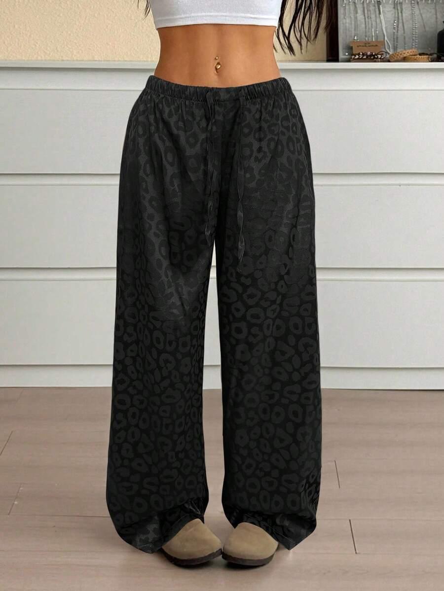 czarne spodnie animal print