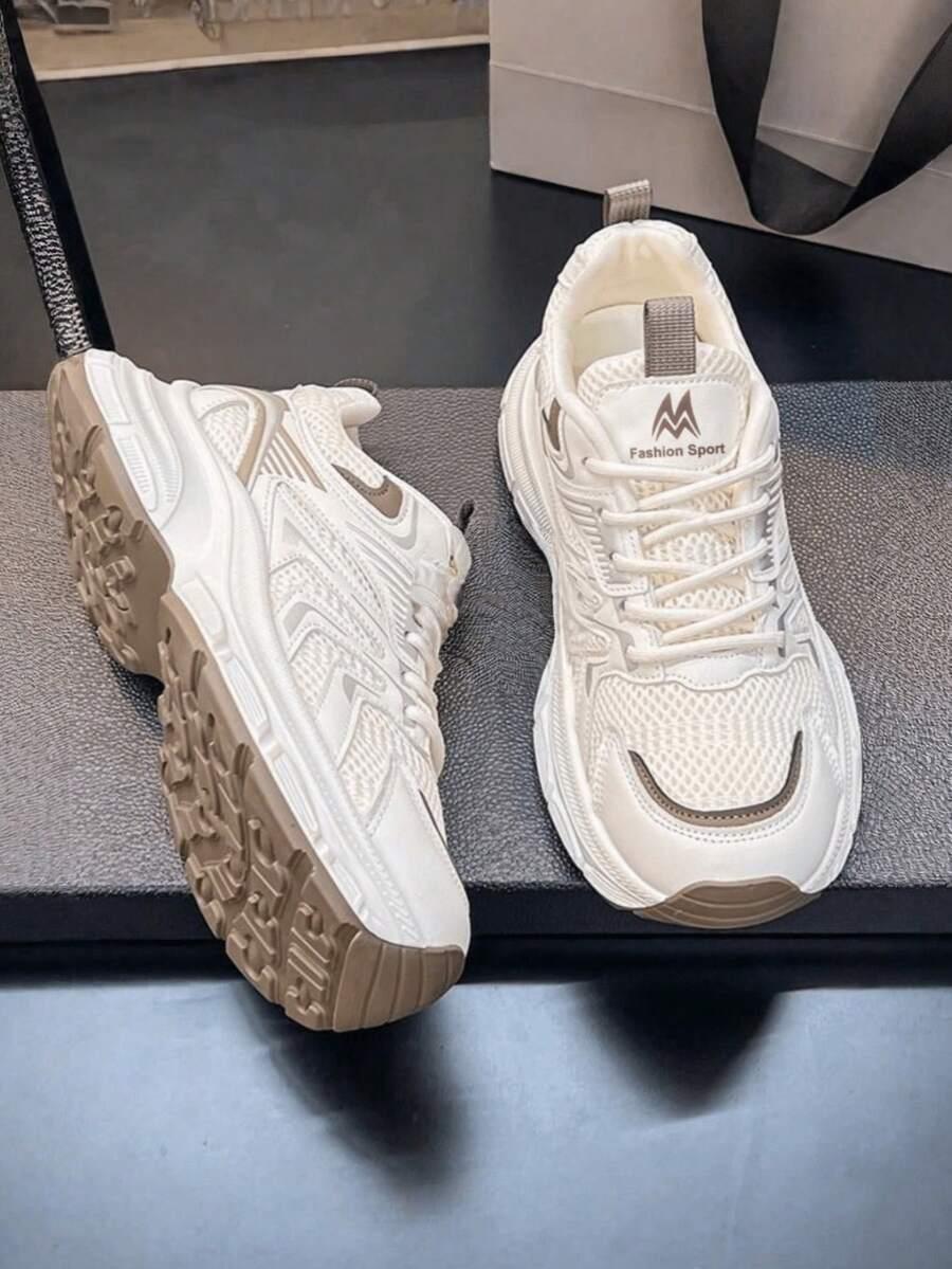 sznurowane sportowe buty