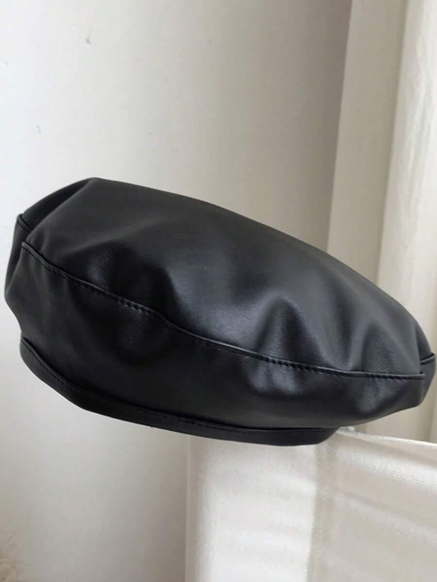 czerwony beret imitacja skóry