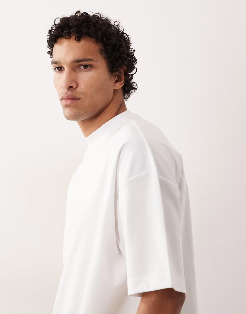 biały t-shirt okrągły dekolt casual
