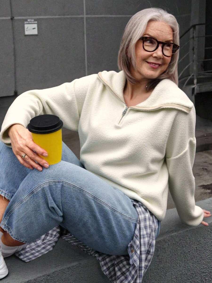 kremowy dzianinowy sweter 