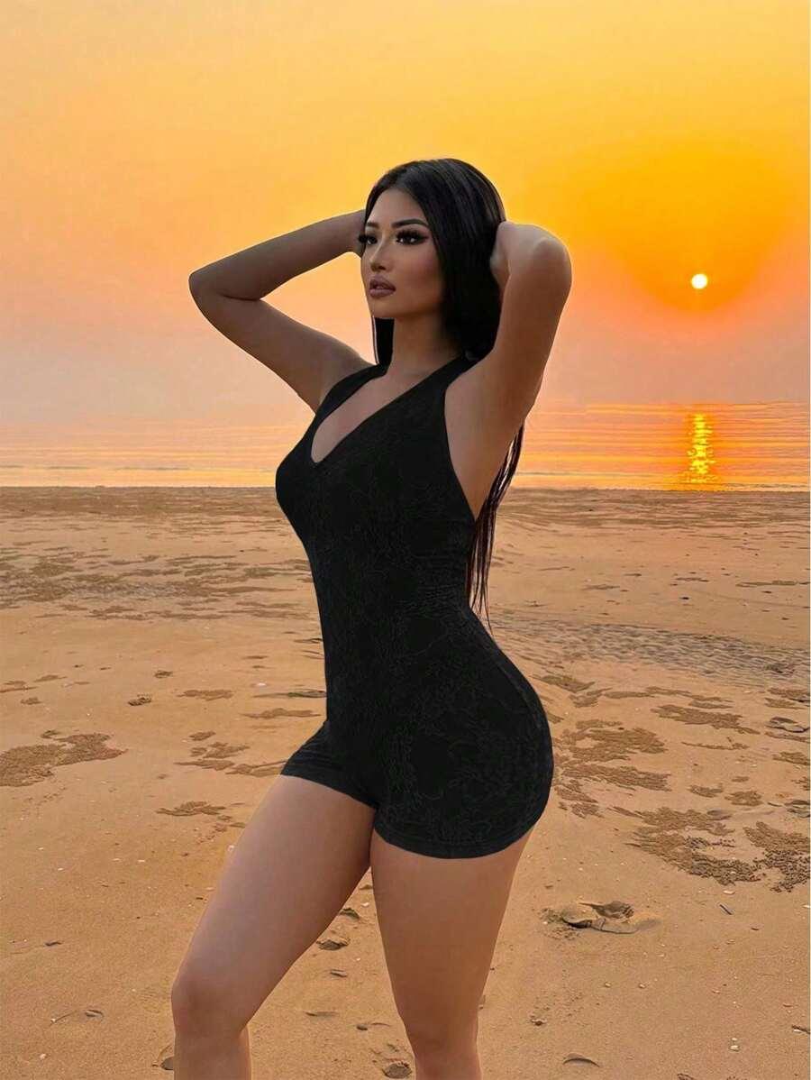 CZARNY DOPASOWANY KOMBINEZON 