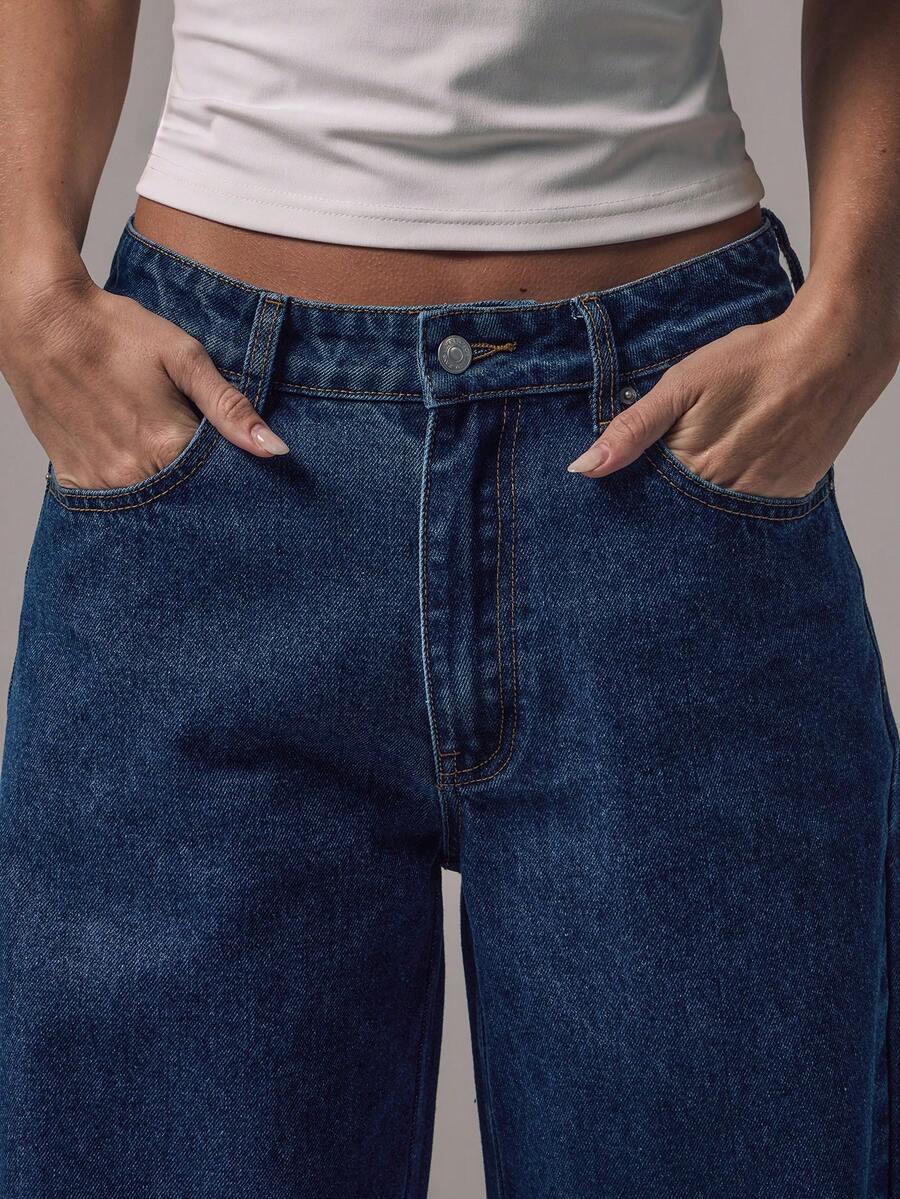 niebieskie spodnie jeans