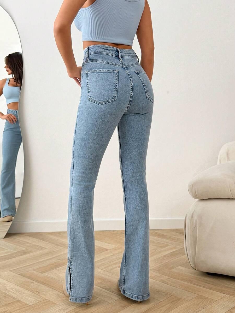 niebieskie spodnie jeans