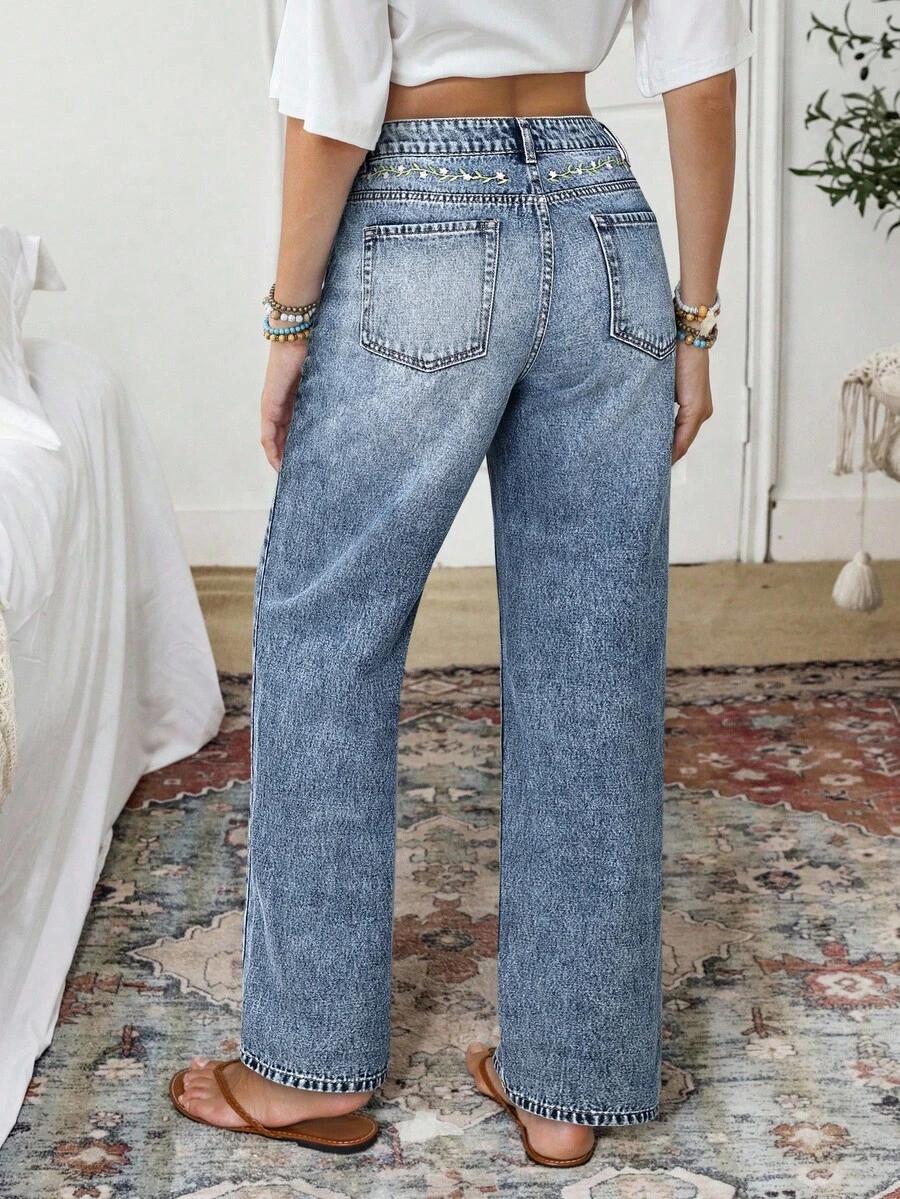 niebieskie spodnie jeans 