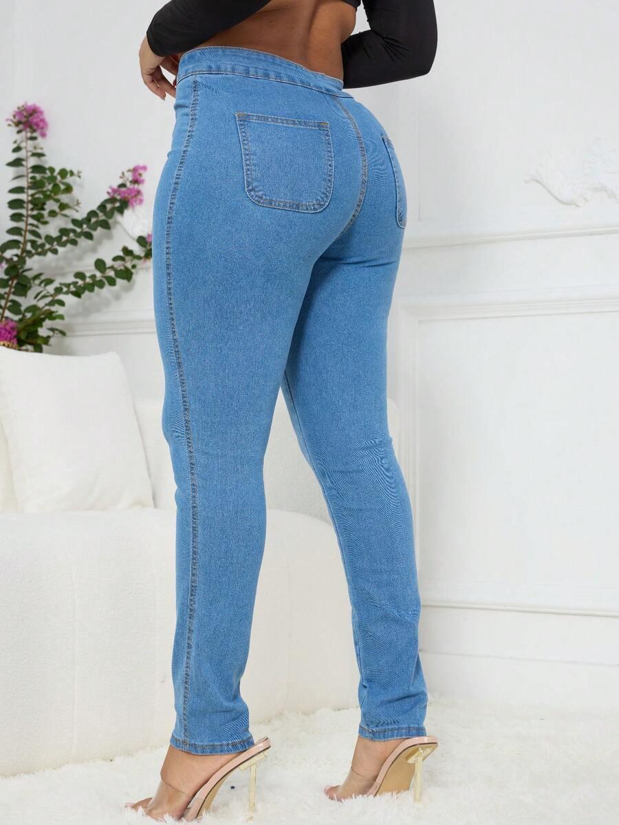 niebieskie spodnie jeans