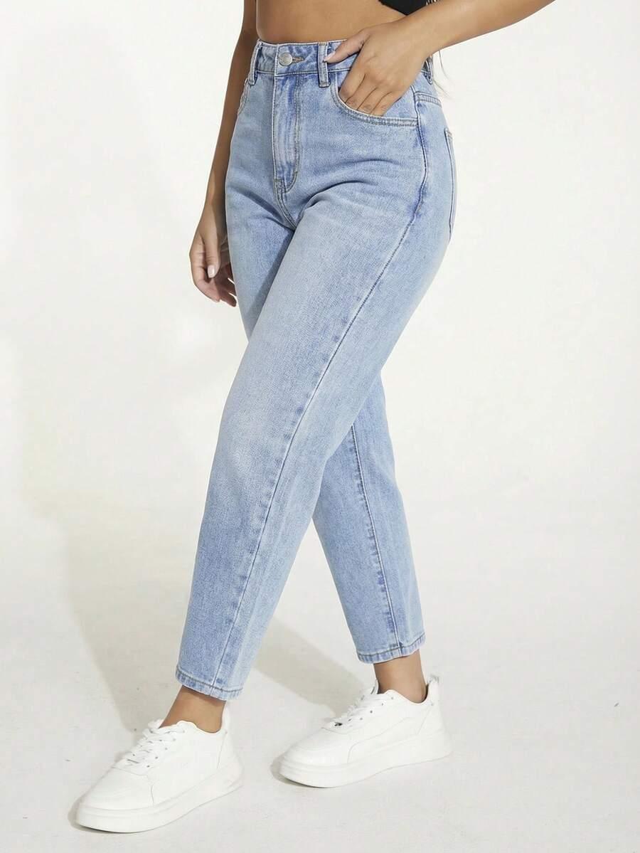niebieskie spodnie mom jeans