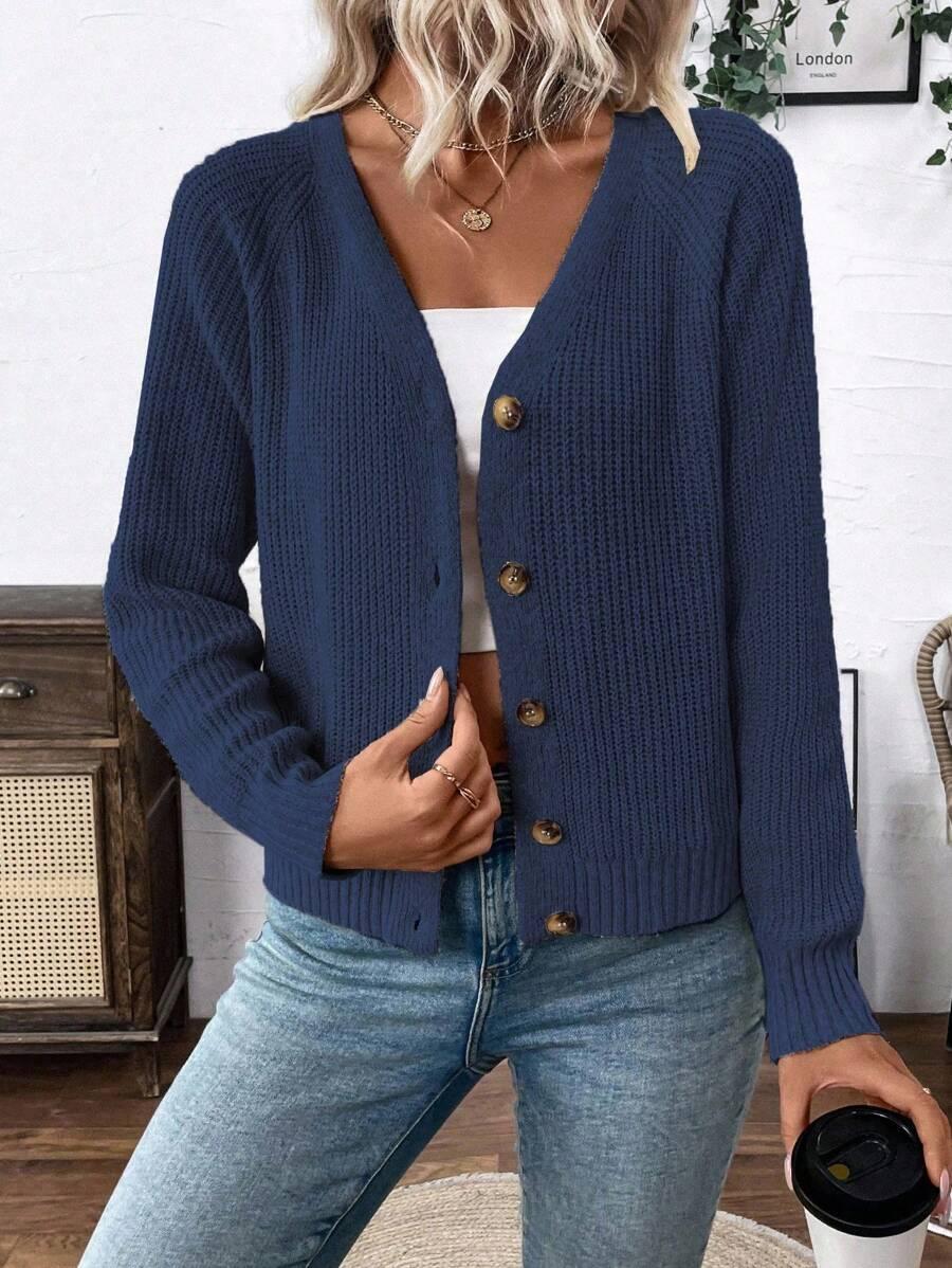granatowy sweter guziki