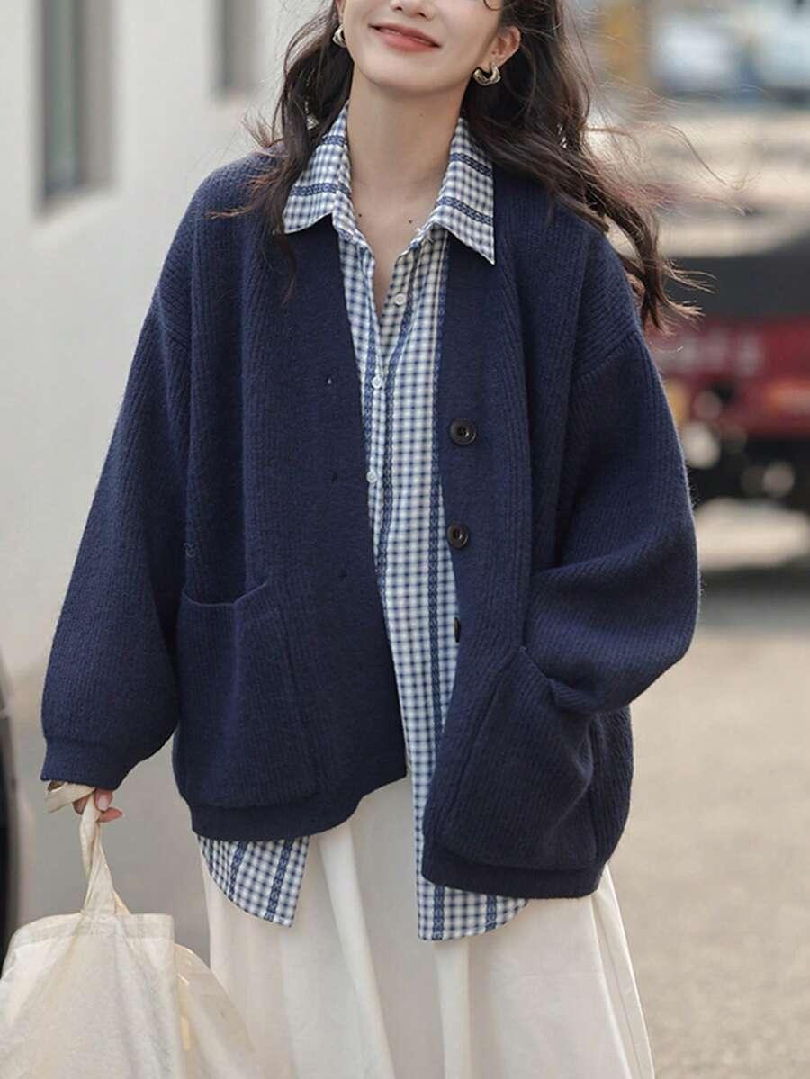 granatowy sweter guziki