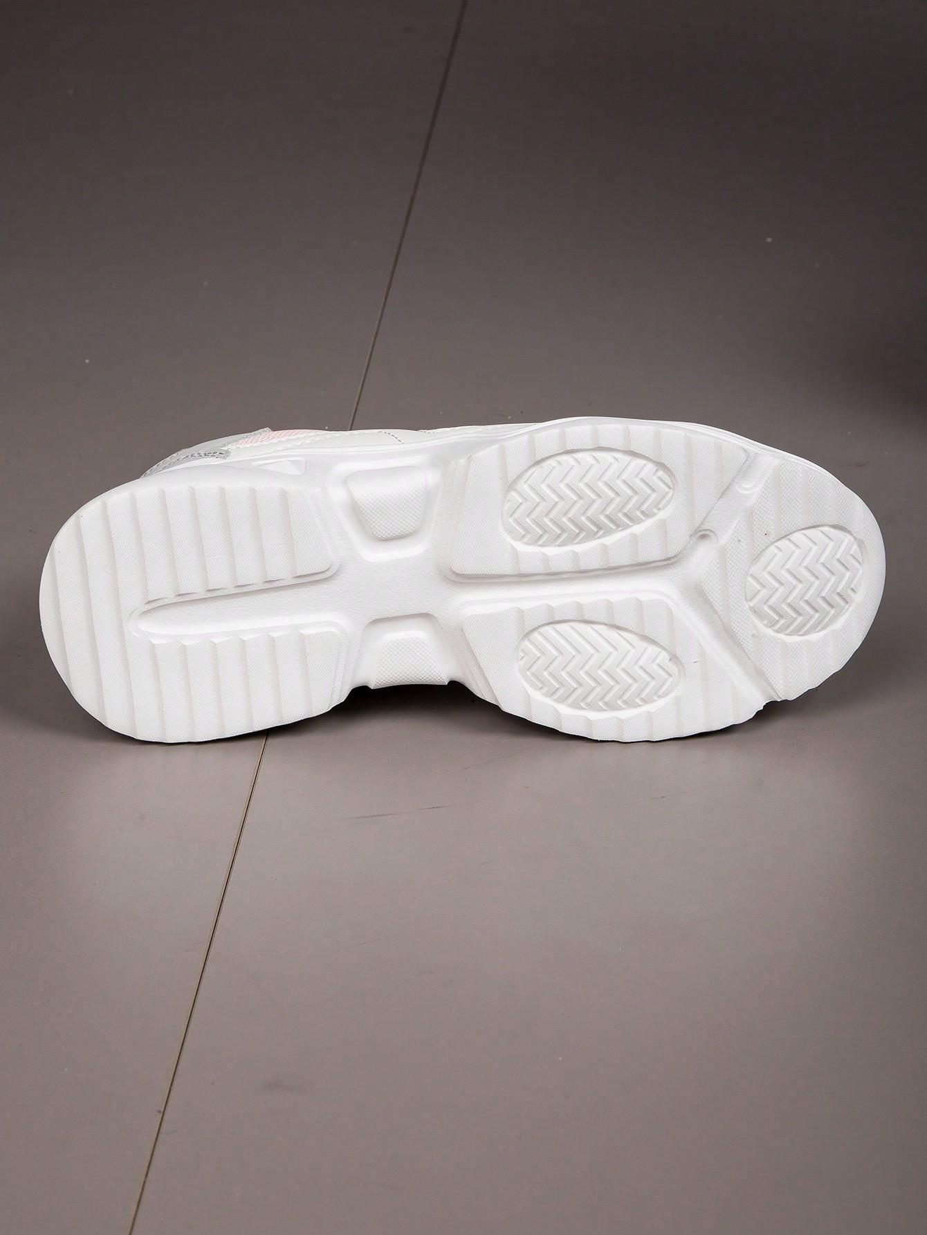 sznurowane buty sportowe