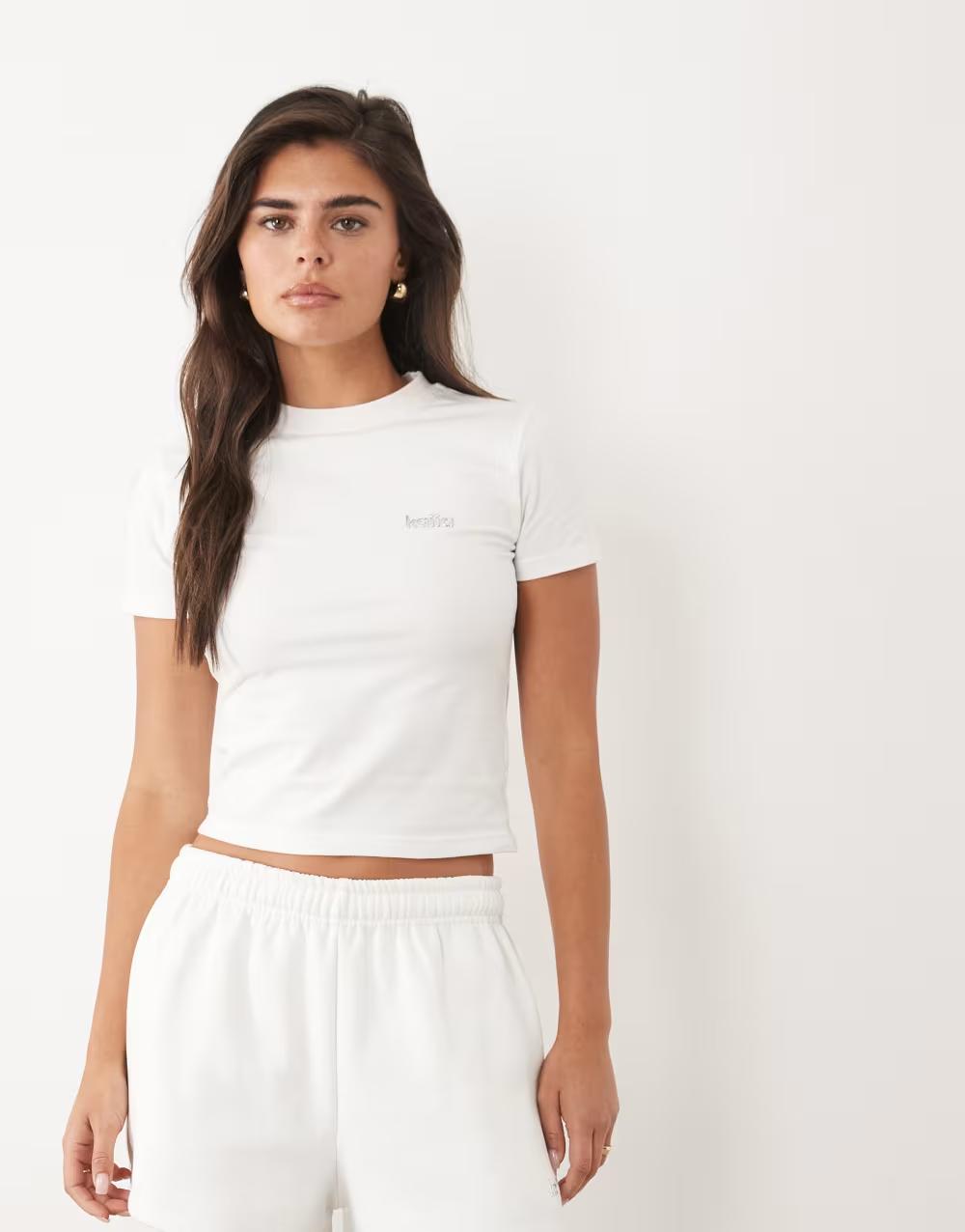 BIAŁY T-SHIRT OKRĄGŁY DEKOLT LOGO