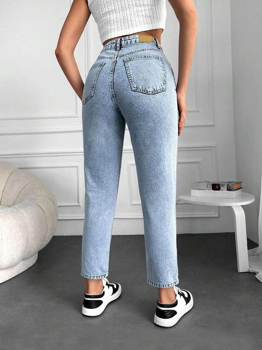 niebieskie spodnie jeans